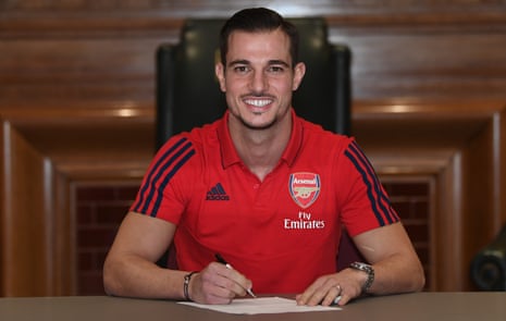 Cédric Soares signs his Arsenal contract at Emirates Stadium, having joined on loan from Southampton. 