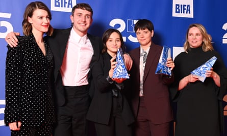 Wells, deuxième à droite, avec son casting et son équipe Aftersun aux British Independent Film Awards.