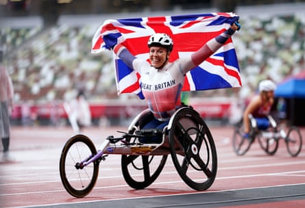 Hannah Cockroft celebrates her T34 800m win at the Olympic Stadium in Tokyo