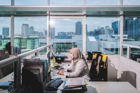 65% 31°C An office employee works at the Ministry of Public Works and Housing, a green building in Jakarta. Indonesia, 2022
