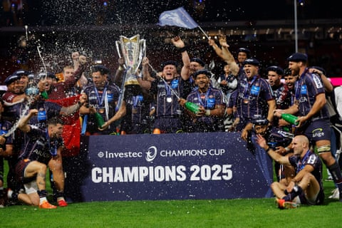 Bordeaux-Begle celebrate with the trophy