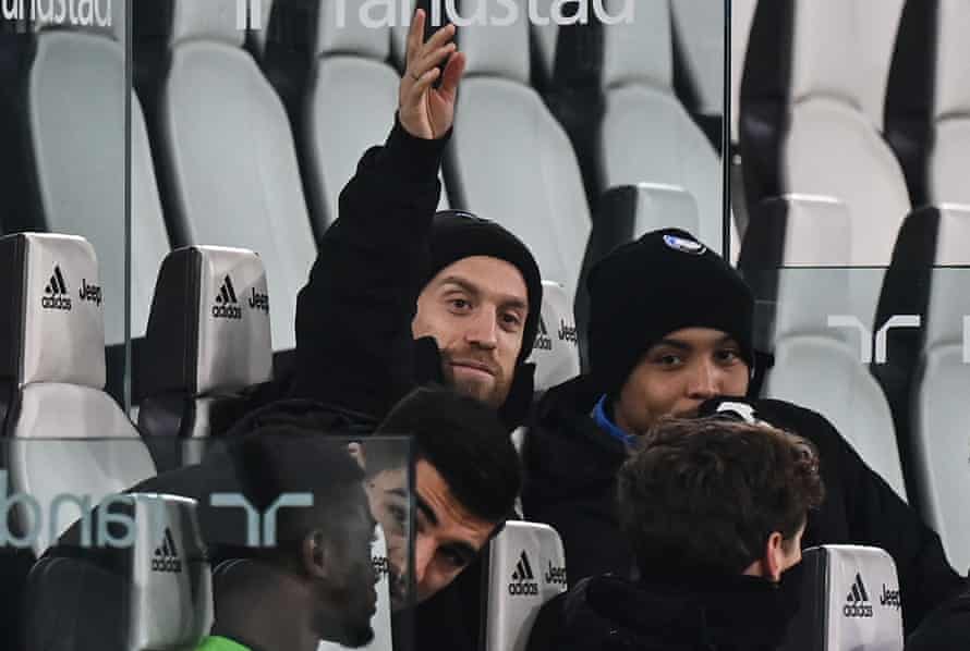 Gómez waves from his place with the substitutes.