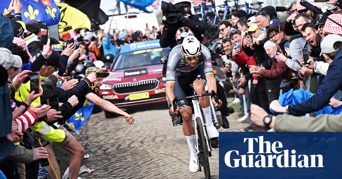 Fan hands himself in after bottle thrown at Van der Poel during Paris-Roubaix