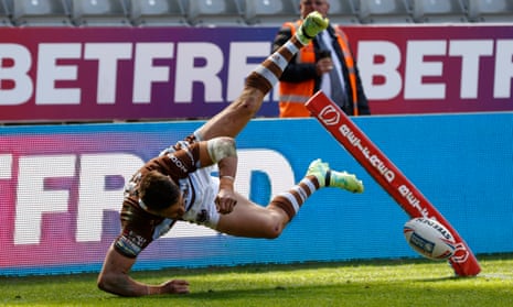 St Helens’ Tommy Makinson scores a try against Huddersfield Giants