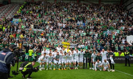 Celtic dan penggemar mereka menikmati kemenangan gelar di Tynecastle.
