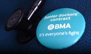 A badge saying 'Junior doctors' contract, BMA, it's everyone's fight'