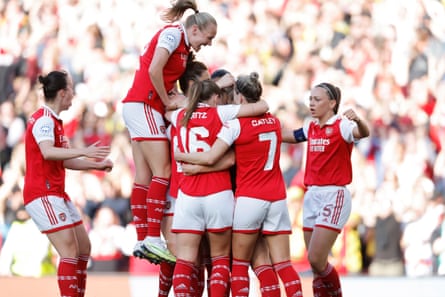 Stina Blackstenius dari Arsenal merayakan setelah mencetak gol pertama tim.