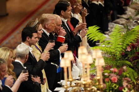 Donald Trump qëndron midis Princeshës së Uellsit dhe Mbretit Charles, gjatë një dolli në banketin shtetëror.
