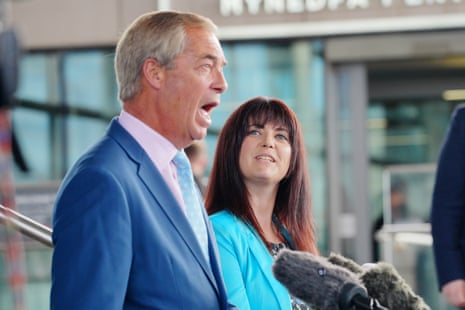 Η Helen Jenner με τον Nigel Farage έξω από το Senedd στο Κάρντιφ σήμερα.