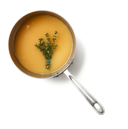 Réaliser la pâte de fruits Pendant que la tarte repose, faire mijoter le jus de pomme et le thym dans une casserole jusqu'à ce que le liquide ait réduit de moitié environ. Faire tremper les feuilles de gélatine dans de l'eau froide jusqu'à ce qu'elles soient souples et souples, les essorer, puis les incorporer au mélange de pommes chaud jusqu'à ce qu'elles soient complètement dissoutes. Laisser refroidir, mais ne pas réfrigérer - vous voulez qu'il reste coulant.