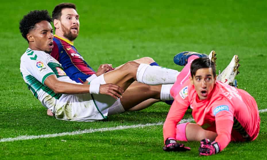 Lionel Messi prods the ball past the Elche goalkeeper Édgar Badía to put Barcelona ahead.