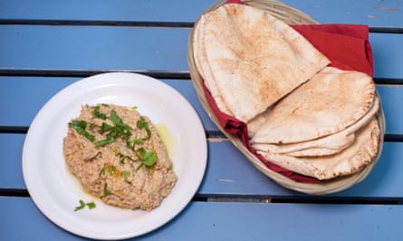 « Lourd et granuleux » : houmous.