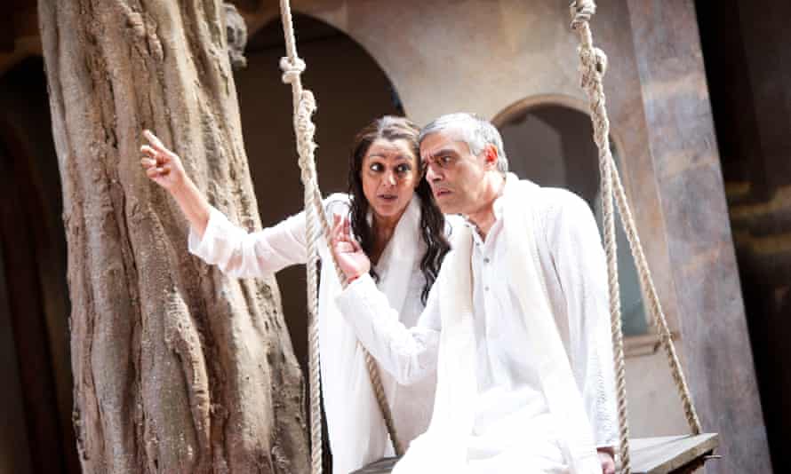 Meera Syal et Paul Bhattacharjee dans la production de la RSC en 2012 Beaucoup de bruit pour rien