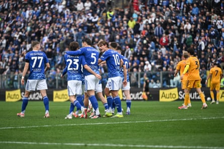Como’s players congratulate Máximo Perrone after the Argentinian put his side 5-0 up