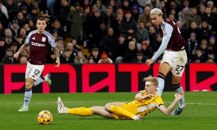 Morgan Rogers puts Aston Villa 2-1 ahead.