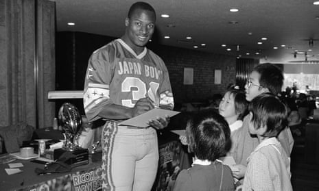 Bo Jackson signs autographs for young fans in the run-up to the Japan Bowl
