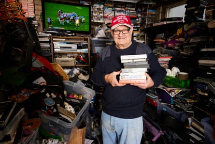 Billy Cunliffe à la maison avec son énorme collection de cassettes VHS, de disques vinyles, de cassettes et de bandes à bobines.