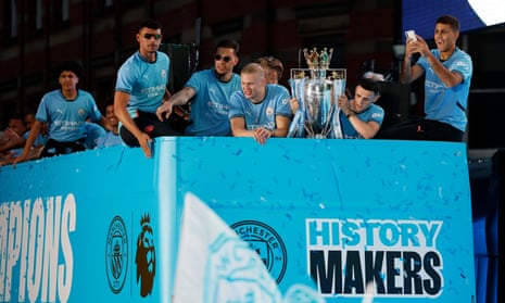 Manchester City diễu hành chiếc cúp Premier League sau khi giành được danh hiệu thứ tư liên tiếp vào tháng trước.