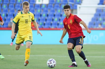 Martín Zubimendi plays a pass while winning his first and so far only Spain cap against Lithuania in June 2021