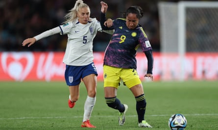 Alex Greenwood challenges Mayra Ramírez of Colombia in the quarter-final.