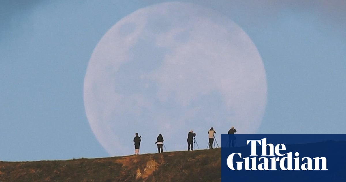 Supermoon rises over New Zealand timelapse video World news The Supermoon rises over New Zealand timelapse video World news The