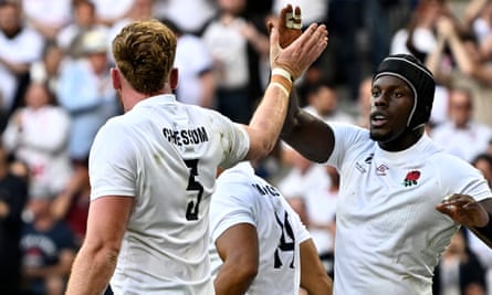 Try scorer Ollie Chessum is high-fived by Maro Itoje during the England v Samoa game