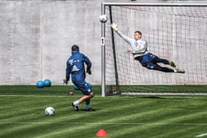 Manuel Neuer back in training with Bayern today.