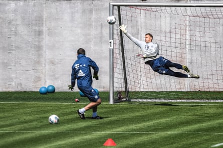 Manuel Neuer back in training with Bayern today.