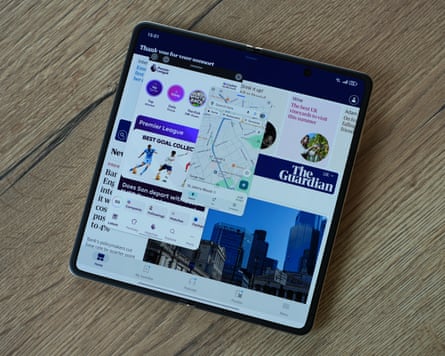 Mini windows multitasking on the Honor Magic V5.