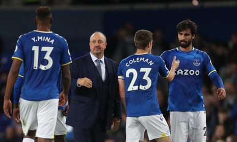 Rafael Benítez with players after Everton beat Burnley last month