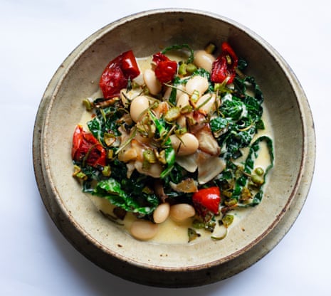 A nourishing bowl: creamy butter beans, tomato and cabbage.