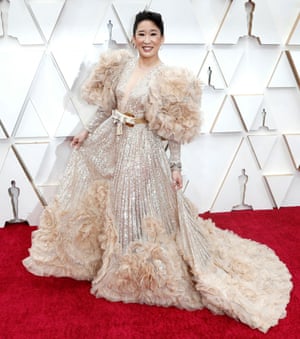 Sandra Oh’s statement sleeves absolutely killed all the other statement sleeves on the red carpet.