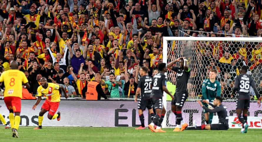 Ignatius Ganago si allontana dopo il suo drammatico gol nel finale.