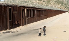 Migrants at U.S.-Mexico border in California<br>Asylum-seeking migrant children from Ecuador play near the border wall while waiting to be transported by the U.S. Border Patrol after crossing the border from Mexico into the U.S. in Jacumba Hot Springs, California, U.S. June 4, 2024. REUTERS/Go Nakamura TPX IMAGES OF THE DAY
