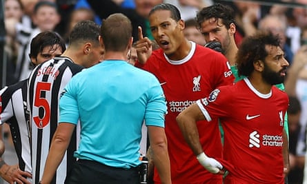 Darwin Núñez’s late double steals win for 10-man Liverpool to stun Newcastle | Premier League 5 Liverpool’s Virgil van Dijk reacts after he is shown a red card by referee John Brooks
