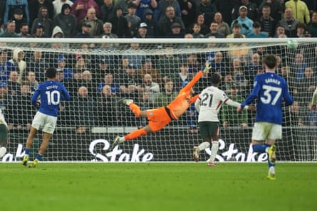 Iliman Ndiaye scores for Everton past a diving Robert Sánchez of Chelsea