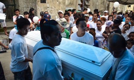 A funeral takes place in the Navotas cemetery.