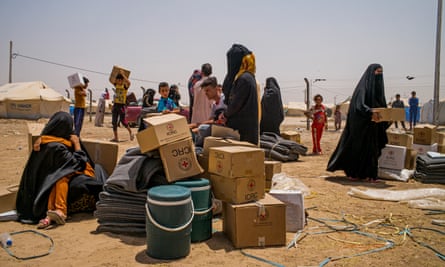 Refugees from Falluja and neighbouring villages receive aid in the camp at Amriyat Falluja.