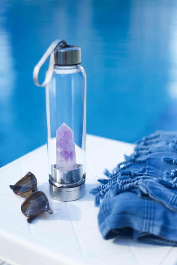 Las botellas de agua con inserciones de cristal son uno de los métodos más extravagantes para 