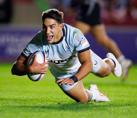 Santi Carreras runs in the third try for Bath