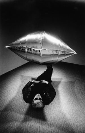Warhol Under the Silver Cloud, New York, 1965Steve Schapiro died peacefully on January 15 surrounded by his wife, Maura Smith, and son, Theophilus Donoghue in Chicago, Illinois after battling pancreatic cancer. He was 87.
