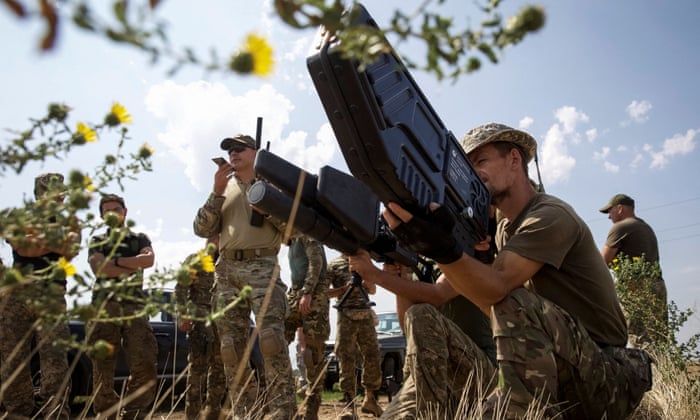 Ukraynalı askerler, 14 Ağustos'ta Ukrayna'nın Mykolaiv bölgesinde cephe hattından çok uzak olmayan bir eğitim tatbikatına katılırken insansız hava araçlarına karşı silahları tutuyorlar.