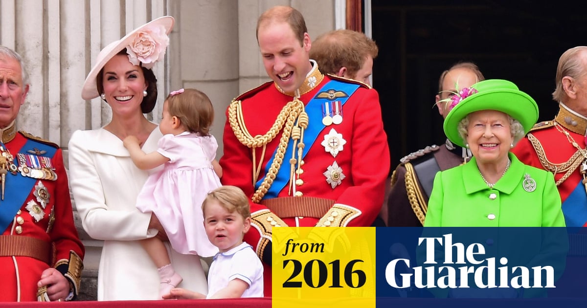 Queen's 'green screen' outfit ensures she stands out from the crowd | Queen Elizabeth II | The Guardian Queen's 'green screen' outfit ensures she stands out from the crowd | Queen Elizabeth II | The Guardian