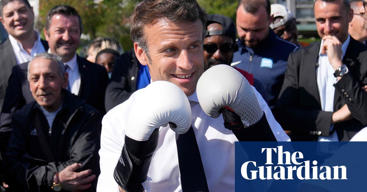 ボクシングの練習をしているマクロン大統領の写真が、プーチン大統領と対戦して登場したことでフランスで眉をひそめたエマニュエル・マクロン