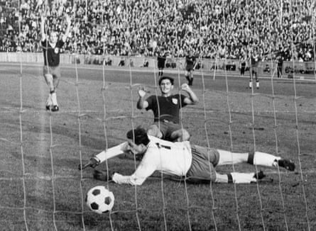 Gerd Müller mencetak gol untuk Bayern Munich melawan Tasmania Berlin pada 1965-66