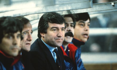 Terry Venables, centre, with coach Alan Harris in the dugout at the Camp Nou Barcelona. His move to the club in 1984 won him the nickname ‘El Tel’.