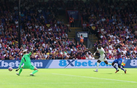Callum Hudson-Odoi of Nottingham Forest scores his team’s first goal past Dean Henderson of Crystal Palace.