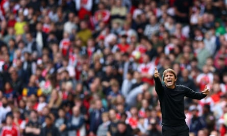 Antonio Conte rugit sur ses joueurs depuis la ligne de touche