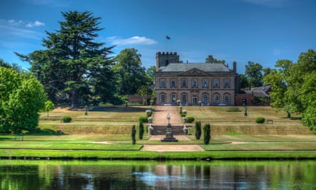 Melbourne Hall di musim panas.