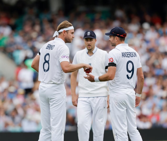 Stuart broad and James Anderson discuss bowling tactics.